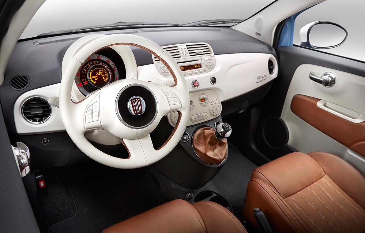 Fiat 500L white steering wheel
